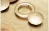 Kovová nástenná dekorácia Zlaté kruhy, 70x50 cm