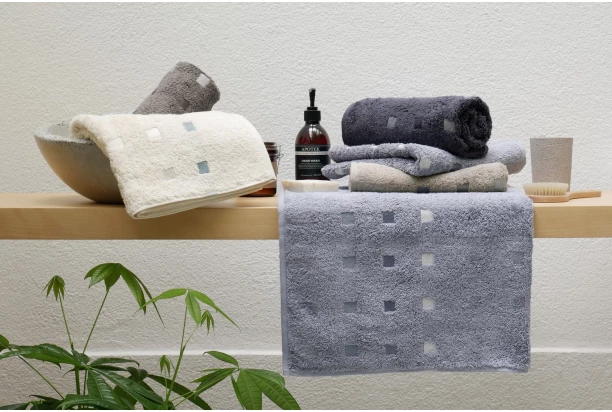 Froté osuška Quattro, tencel, grafitová, kocky, 80x160 cm