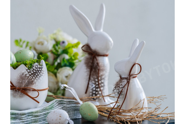 Veľkonočná dekorácia Soška zajac s pierkom, 13 cm, biela