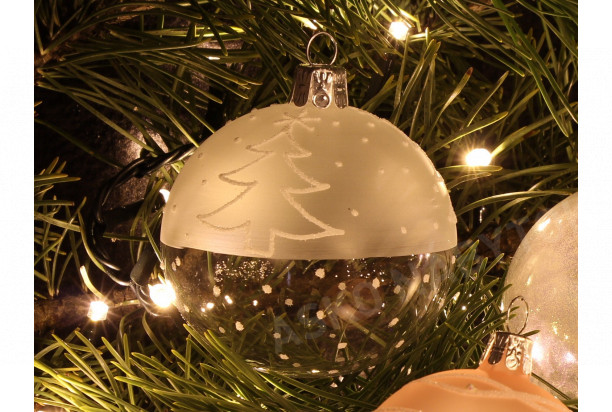 Vianočná ozdoba Guľa 7 cm, transparentná so stromčekmi, sklo