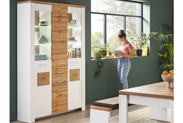 Široká vitrína s osvetlením Matera,starý dub/biela