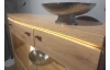 Široká vitrína Bolus, dub artisan, s osvetlením