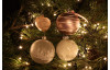 Vianočná ozdoba Biela guľa 7 cm, stromčeky, sklo