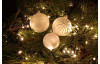 Vianočná ozdoba sklenená guľa 7 cm, biela s vlnkami
