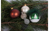 Vianočná ozdoba guľa s perím, stromčeky, zelená, 7 cm