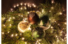 Vianočná ozdoba guľa s perím, stromčeky, zelená, 7 cm