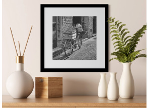 Rámovaný obraz Bicykel na ulici 30x30 cm, čiernobiely